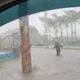 影/淡水中正路積水達「一個輪胎高」　警封道管制通行
