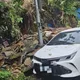 暴雨狂襲雙北內湖再傳災情　邊坡巨石滑落砸車