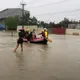 高雄岡山農舍暴雨淹水「6人受困」　消防橡皮艇急救援