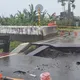 影/屏東潮州「鹿寮橋」遭暴雨沖斷　休旅車慘卡巨洞爆胎