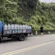 新店貨車10桶瓦斯突掉落滾馬路　路過民眾嚇壞警開罰