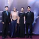 金曲37/紅毯焦點！春麵樂團主唱「超深V事業線開到肚臍」 妖風一吹急轉身