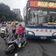 影/北市大安區公車闖紅燈撞機車　司機恍神釀2傷
