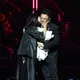 唱〈家後〉愛妻突上台獻吻　姜育恆甜蜜告白：有老婆的地方就是家