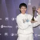 金曲37/陳嫺靜奪新人獎穿帽T上台！遭批「太隨便」親揭背後寓意
