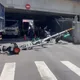 影/新北板橋貨車勾電線扯斷紅綠燈桿　幸無人遭波及