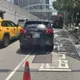 影/北市信義區吊車變換車道硬逼　前車遭波及車尾撞爛