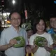 影/合體張善政逛六合夜市！柯志恩還送他一袋「大旗美水蓮」