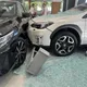 東洋內戰？高雄婦開Subaru撞碎Nissan展間