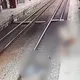 影/鶯歌站粗心父母鬆手！嬰兒車墜落鐵軌　站務員跳軌搶救