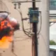 影/中和驚傳爆炸！電桿變壓器狂炸火光　605戶瞬間全黑