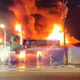 台南汽修廠深夜陷火海　猛烈火勢波及隔壁店家