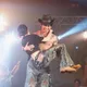 PIZZALI開唱曬6塊肌！感謝女友相伴追夢　甜蜜「新娘抱」放閃