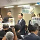 藍委包圍石崇良高喊「毒油害台」　送苯駢芘油桶嗆道歉下台！