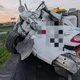 國1溪湖匝道3連撞！貨車「狂掃兩車」側翻2傷　女懸掛護欄