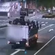 影/玩命！高雄小貨車斗塞滿長輩「人頭冒出」 警將開罰
