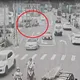 影/新竹小貨車右轉碰撞直行機車　騎士慘摔幸僅輕傷