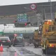 天雨路滑！嘉義曳引車轉彎失控折成「U字型」　駕駛輕傷