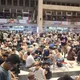 影/台鐵停駛北車卻被擠爆！颱風天萬人席地而坐　緊盯手機抓色違超夢