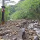 影/巴威暴雨侵襲！苗栗南庄「大量巨石崩落」砸碎道路