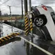 影/屏東休旅車酒駕撞機車!衝入溝渠又毀測速桿 釀2傷