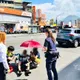 又見行人地獄！新北翁過馬路遭撞飛　暖警撐傘遮陽助就醫