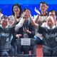 卓榮泰牽手韓國瑜高高舉起！台北大巨蛋同台觀賞中職明星賽