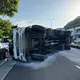 影/疑爆胎出事!桃園龜山「大貨車失控嚴重翻覆」