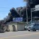 屏東汽車回收廠大火!火舌狂竄、黑色濃煙蔽天 爆炸聲不斷