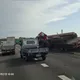 國1彰化路段連環車禍!鋼材貨車疑失控撞護欄 3人受傷送醫