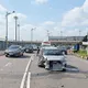 桃機一航廈前猛烈撞擊！「車頭嚴重損毀」零件狂噴