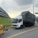三重越堤道小貨車撞限高架 貨斗扭曲變形幸無人傷