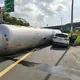 影/驚險！國3通霄瓦斯槽車下匝道失速翻覆　砸小車2傷