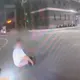 影/深夜驚魂！高雄岡山男坐路口情緒失控　遭警保護管束