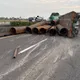 國1後壁段驚悚連撞！轎車慘淪廢鐵　聯結車巨大鋼管滾落