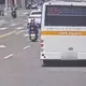影/北市婦緩步上公車被關門掃倒　雙腿慘遭輾過骨折