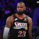 NBA/超級震撼彈！詹皇跌破眾人眼鏡　2年800萬美元加盟費城七六人
