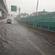 國3南下大溪出口交流道驚傳淹水！暴雨狂襲匝道成「水路」