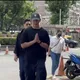 修杰楷閃兵今開庭　黑衣鴨舌帽合十走進法院
