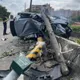 苗栗造橋自小客撞斷號誌桿　車體起火全毀女駕駛命危