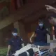 影/北市醉漢東區街頭衝馬路攔車　警壓制管束強制送醫