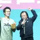 接副主委首度同框！王世堅喊任憑差遣　送沈伯洋「水瓢」涵義曝