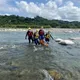 大甲溪河床中央男屍載浮載沉！警消涉水打撈　身分待查