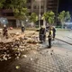 新北垃圾車新店執勤突起火冒煙　垃圾全倒出路面滅火