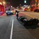 驚悚意外！桃園大園電線掉落　2女騎士遭勾頸慘摔車