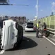 國道1號基隆段翻車後面塞爆　女駕駛受困幸僅輕傷