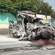 影/屏東高屏橋下拖板車撞小車成廢鐵　機油血跡滿地3傷