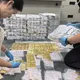 詐騙慈濟疫苗採購10億！美女律師「232公斤黃金藏豪宅地板下」