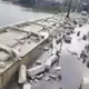 紙糊的？湖北橋梁水泥護欄「倒成一排」　知情人爆料：只用膠水黏