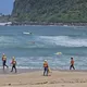 影/基隆大武崙沙灘1人遭大浪捲走　救生艇翻覆4消防員落海